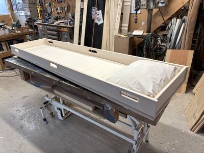 De-kistemakker-uitvaartkist-massief-populieren-opbaarplank