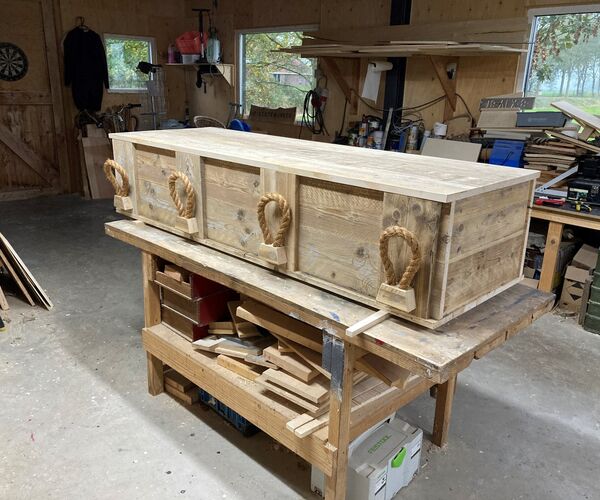 De-Kistemakker-uitvaartkist-steigerhouten-timmermanskist