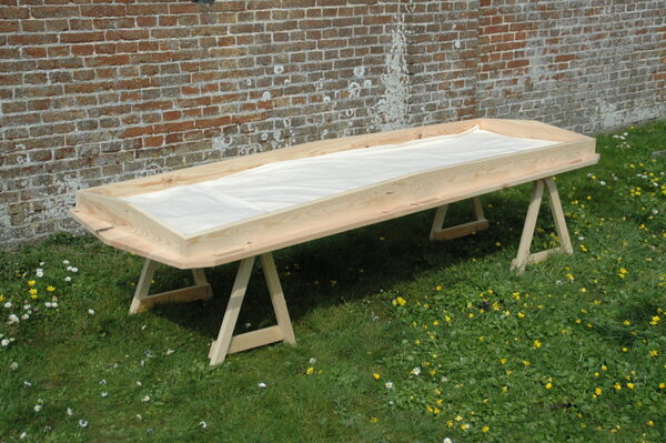 De-kistemakker-uitvaartkist-grenen-opbaarplank